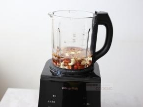 加入到800毫升的纯净水，豆浆机请参考说明书。