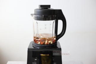 盖上破壁机盖子，启动米糊键，大约17分钟即可完成。