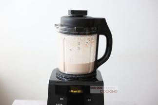 搅打出来的坚果饮相当的细腻好喝，开盖子就能闻到香气，早餐用来配包子油条什么的都超赞。