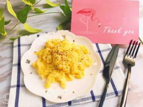 撒上现磨黑胡椒碎，一份无油美式炒蛋就完成了
配上面包牛奶，就是元气满满的早餐啦