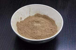 把凉粉粉倒入碗里，优质的凉粉粉，有股清香，不结块，质量差的会结块，发黑，没有清香味。