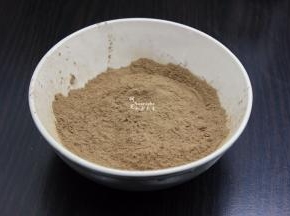 把凉粉粉倒入碗里，优质的凉粉粉，有股清香，不结块，质量差的会结块，发黑，没有清香味。