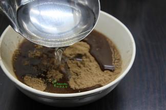 用500克清水，倒入凉粉碗，顺时针拌均。