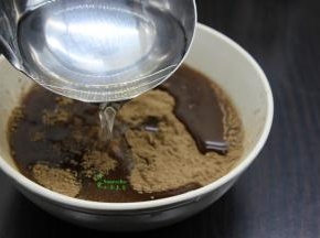 用500克清水，倒入凉粉碗，顺时针拌均。