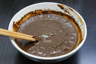 拌均好凉粉浆糊，静放一会儿，让水与粉能完全结合融化。