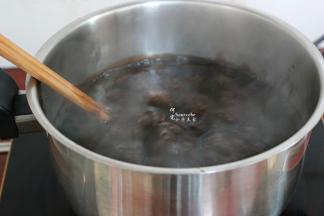 1800克水，倒入煮，煮沸，加入拌均好的凉粉糊，下锅，一边搅拌一般再次煮沸，把凉粉煮透煮熟，关火。一定要不停的搅拌，很容易煮糊哦。