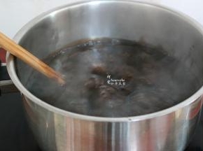 1800克水，倒入煮，煮沸，加入拌均好的凉粉糊，下锅，一边搅拌一般再次煮沸，把凉粉煮透煮熟，关火。一定要不停的搅拌，很容易煮糊哦。