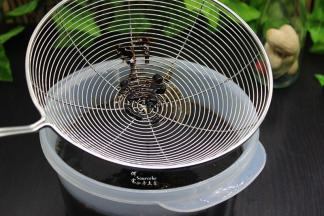 煮好的凉粉立刻，过刷倒入一个容器里。过刷能让凉粉更加嫩滑，爽口好吃。