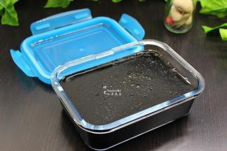 过刷之后的凉粉马上倒入玻璃保鲜盒，放凉，就可以凝固，放凉之后可以盖上盖子放入冰箱冷藏，口感更佳