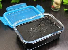 过刷之后的凉粉马上倒入玻璃保鲜盒，放凉，就可以凝固，放凉之后可以盖上盖子放入冰箱冷藏，口感更佳