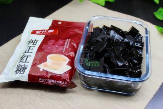 凝固好凉粉，倒扣，切块，最好用木板或竹板切块，口感好，用刀切，会影响口感。放入红糖，加凉水拌均，即可享用。