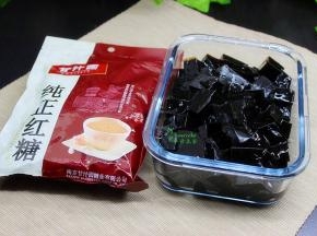 凝固好凉粉，倒扣，切块，最好用木板或竹板切块，口感好，用刀切，会影响口感。放入红糖，加凉水拌均，即可享用。