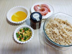 准备食材，鸡蛋敲碗里备用。