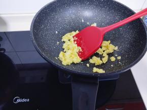 起油锅，倒入鸡蛋液，小火煎鸡蛋饼，再切碎，盛出备用。