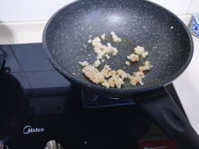再将腌制好的虾煸炒至变色，9成熟，盛出备用。