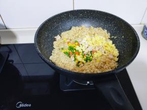 加入所有配菜，小火翻炒2分钟。