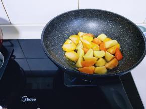 将底油打开包装倒入锅中，再将配菜倒入锅中翻炒片刻。