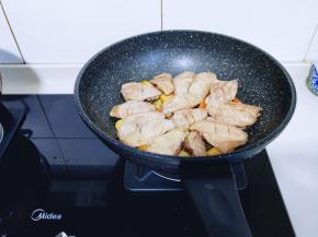 将鸡翅依次摆放在蔬菜上面。