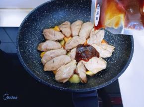 再加入焖香酱。