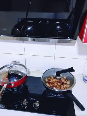 盖上盖子烧开后，小火焖煮10分钟即可。