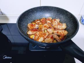 10分钟后打开盖子，香味扑鼻而来，小火翻炒2分钟，即可出锅。