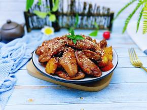 盛出装盘，撒上白芝麻。