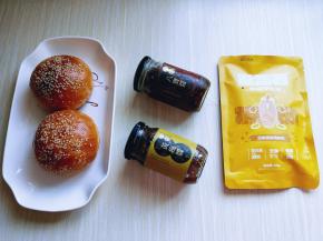 准备食材:汉堡胚我前两天做的，八宝酱＋黄梅酱，我买的袋装鸡胸肉！