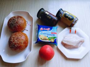 番茄洗干净，用锋利的刀切薄片。安佳奶酪去掉外包装！