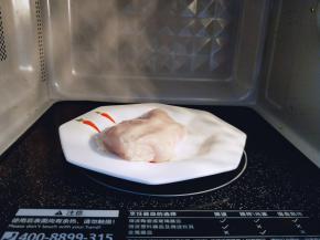鸡胸肉放入微波炉中。按解冻功能，鸣笛取出即可！