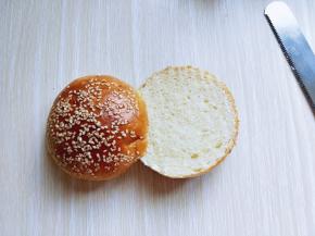 汉堡胚用面包刀从中间切开。