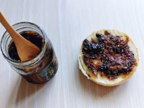 盛两勺八宝酱，另外一个盛两勺黄梅酱，做了两个汉堡，两种口味！