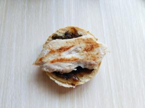 鸡排放入平底锅中，小火煎2分钟即可，（我没放油）将煎好的鸡胸肉放在汉堡胚上。