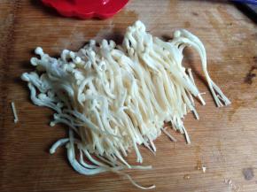 金针菇洗净，切掉根部。