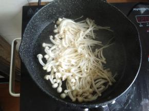 然后将金针菇放入沸水中，烫煮1-2分钟即可。