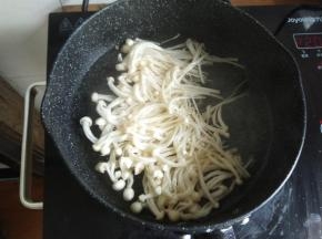 然后将金针菇放入沸水中，烫煮1-2分钟即可。
