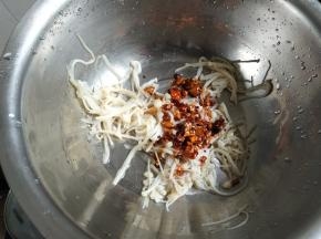 金针菇不是很多，倒入少许就可以，可以看到配料很足，无需再添加别的调料。