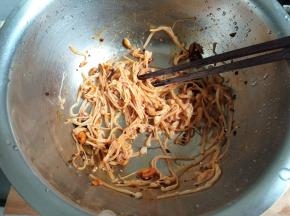 用筷子拌匀，一道非常简单的小凉菜就完成了。