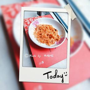 酱料其实选择喜欢的都可以，但是辣点的比较搭~