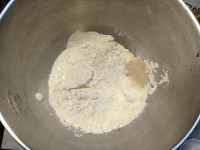 除黄油外的面团材料装入厨师机的面桶内，中低速搅拌10分钟。