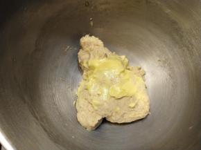 然后加入软化好的黄油，继续搅打，15-20分钟。