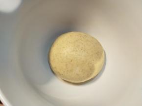 取出面团，收拢光滑后放入面盆内。