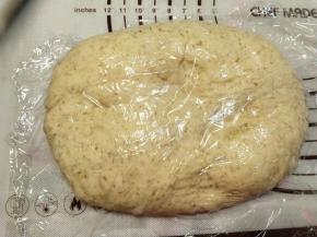 取出面团，放到面垫上，简单排气后，保鲜膜继续盖好，醒面十分钟。