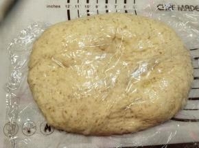 取出面团，放到面垫上，简单排气后，保鲜膜继续盖好，醒面十分钟。
