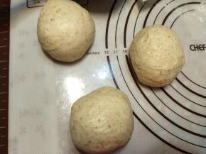 然后把醒好的面团分成三块，揉光滑。