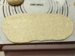 取出一块面团，擀成长舌状。