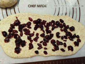 撒上50g的蔓越莓干，然后收拢成长条状。