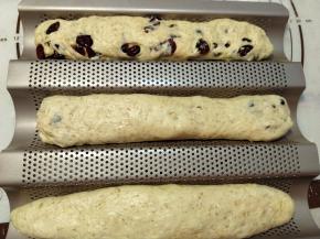 依次做好后装入模具进行二次发酵。（第一次尝试，用了三种不同的方法来做成长条状，希望小伙伴们能想到更好的方法）