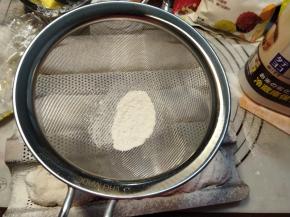 二次发酵，基本就是面包刚刚满模就可以了，然后在表面筛上一层面粉。