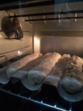 180度预热烤箱至少十分钟，烘烤20-25分钟就可以了，这个主要还的根据自己的烤箱来调整。