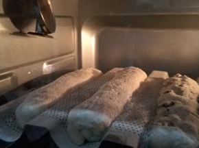 180度预热烤箱至少十分钟，烘烤20-25分钟就可以了，这个主要还的根据自己的烤箱来调整。